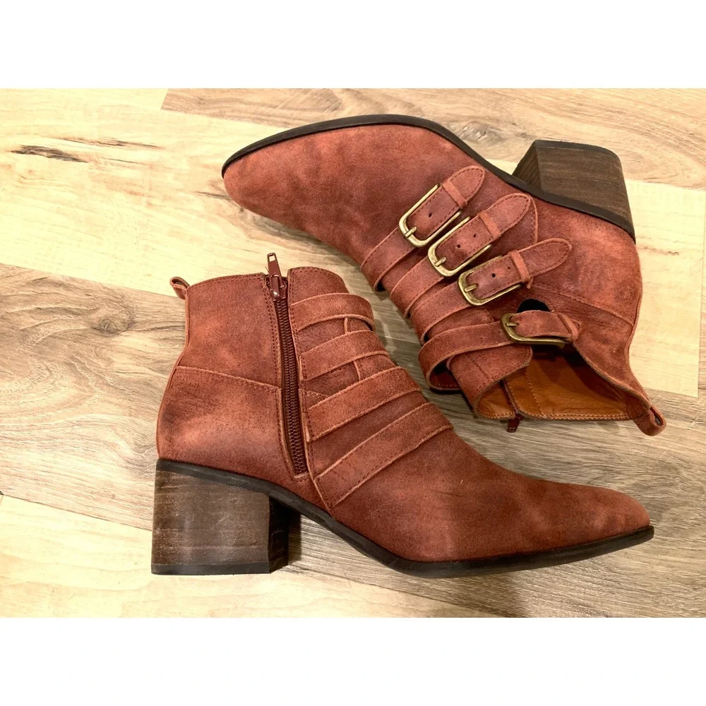 Lucky Brand‎ Suede Multi Buckle Strap Ankle Boots Pointed Toe Block Heel 7.5M